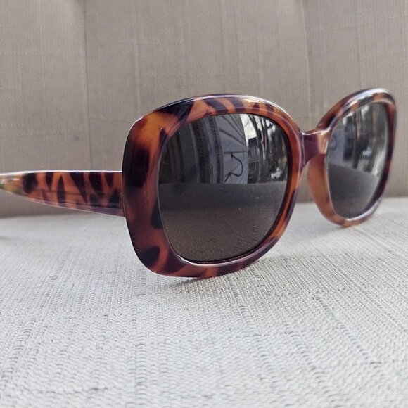 Vintage Liz Claiborne Women Sunglasses Brown Tortoise Big Face Eye Wear Shades - Picture 1 of 12
